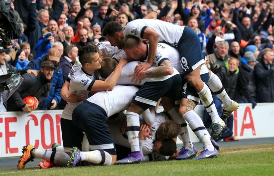 文班亚马30+5，马刺爆冷惨遭逆转！福克斯18中4，火箭旧将暴走