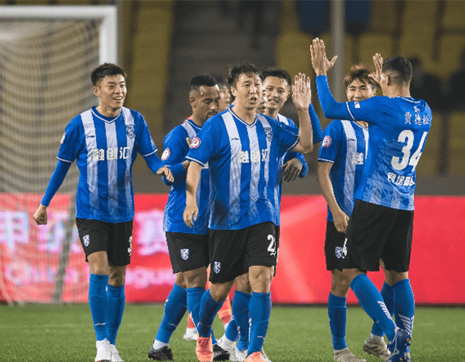 杨瀚森强打篮下造成犯规 两罚全中